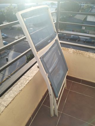 Silla plegable azul y blanca