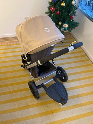 Bugaboo Camaleon con patín y capazo. Fundas beige.