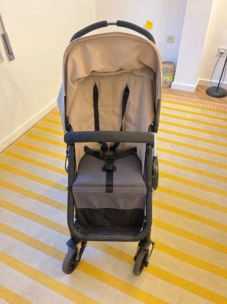 Bugaboo Camaleon con patín y capazo. Fundas beige.