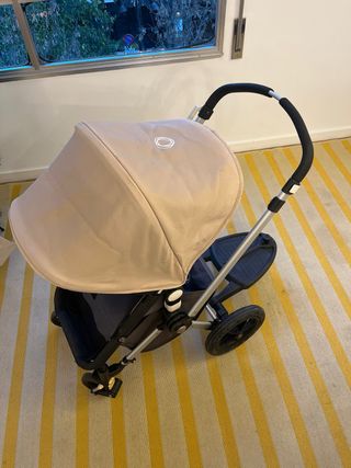 Bugaboo Camaleon con patín y capazo. Fundas beige.