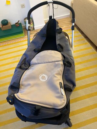Bugaboo Camaleon con patín y capazo. Fundas beige.