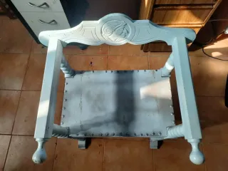 Silla antigua de madera gris y blanca