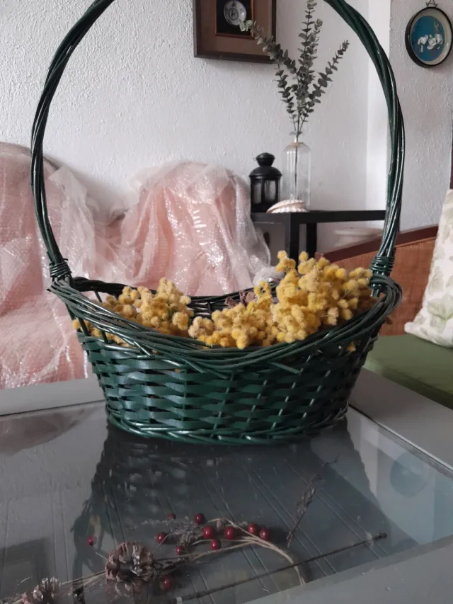 Cesta de mimbre decorativa verde