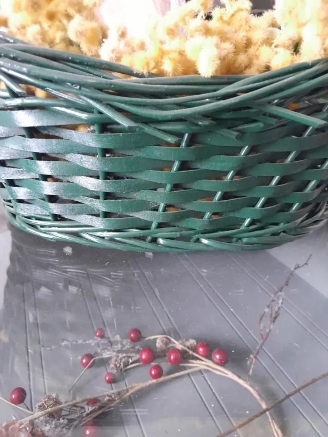 Cesta de mimbre decorativa verde