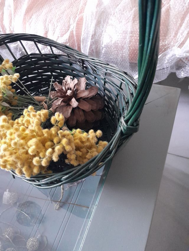 Cesta de mimbre decorativa verde