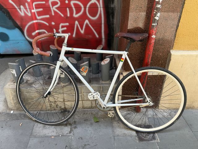 Bicicleta blanca estilo fixie, freno contrapedal, de segunda mano