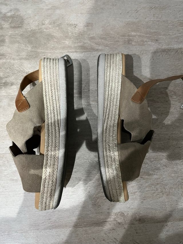 Sandalias de piel marrón y gris