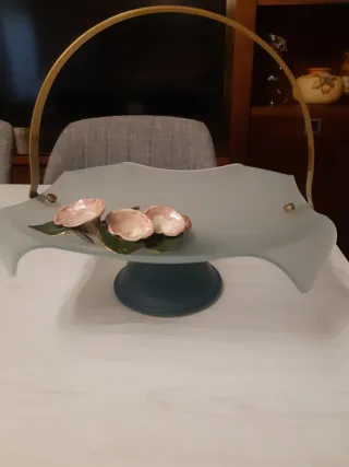 Centro de mesa cristal y metal con flores