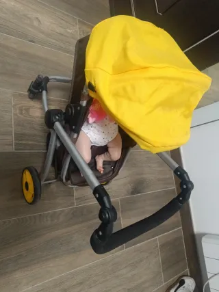 Carro de muñeca amarillo