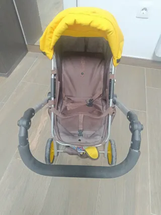 Carro de muñeca amarillo