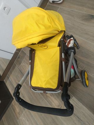 Carro de muñeca amarillo