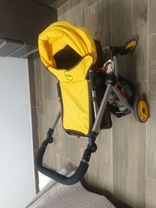 Carro de muñeca amarillo