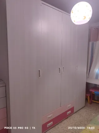 Juego de cuarto infantil niña, armario y cajonera