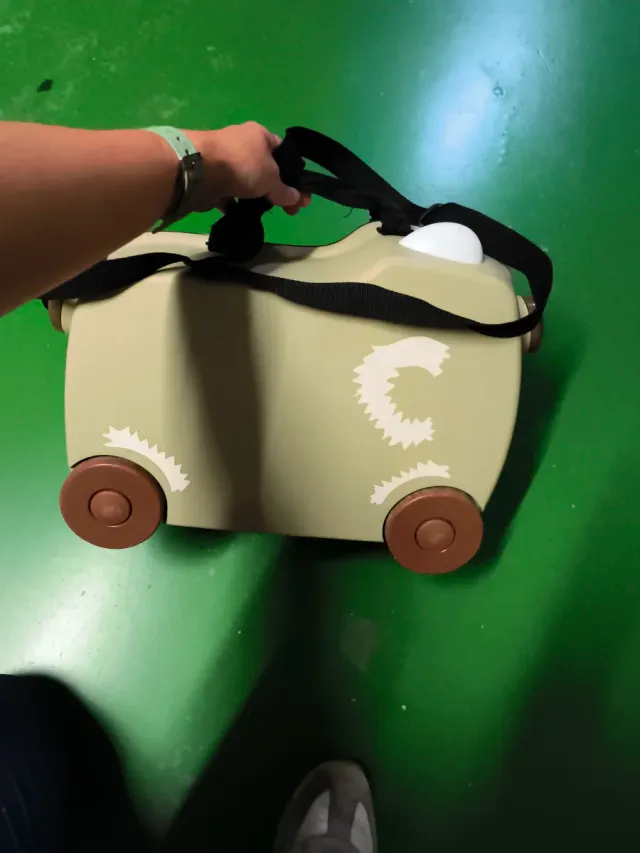 Maleta infantil con ruedas beige