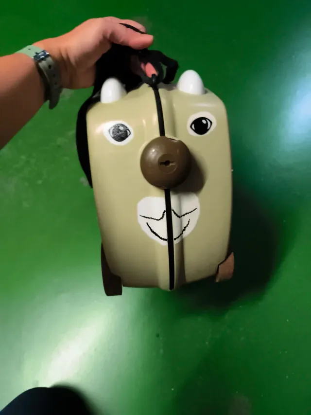 Maleta infantil con ruedas beige