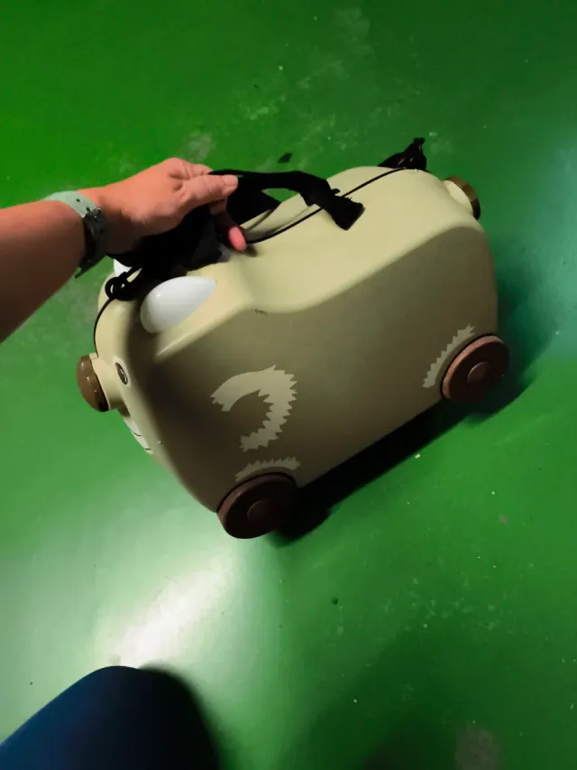 Maleta infantil con ruedas beige