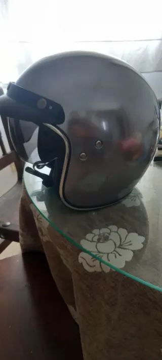 Casco de moto plateado con visera