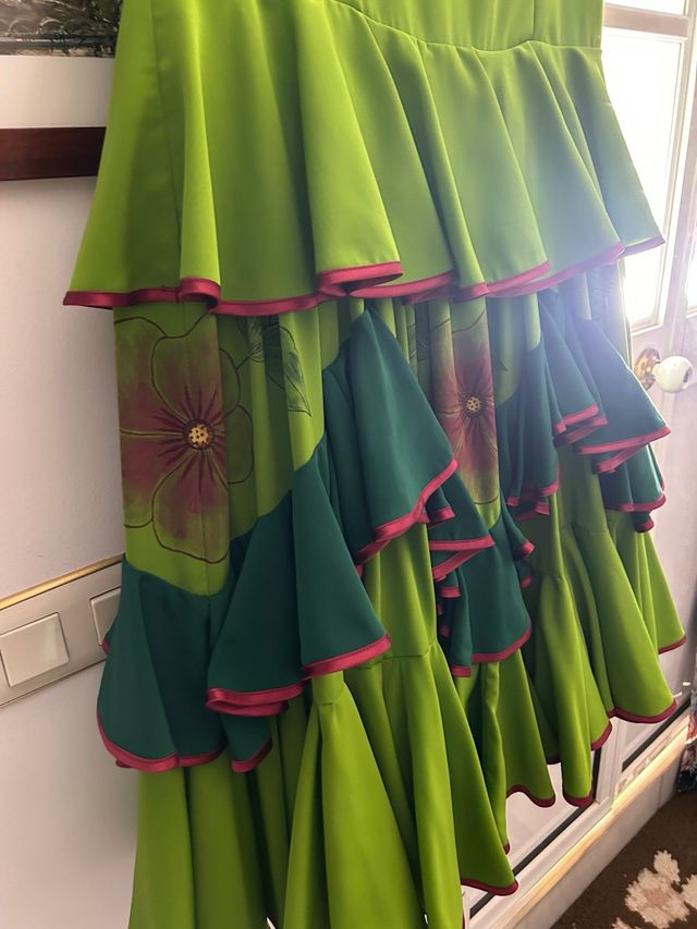 Traje de flamenca verde y verde oscuro ypintado a 