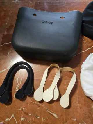 Bolso O bag negro y blanco con asas