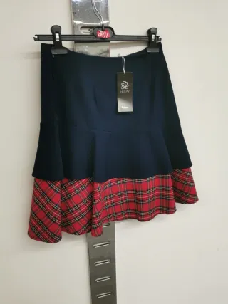 Falda escocesa con volantes