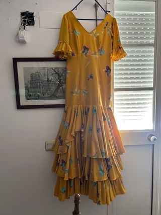 Traje de flamenca amarillo con flores
