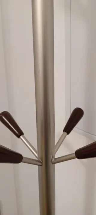 Perchero de pie recibidor metal y madera