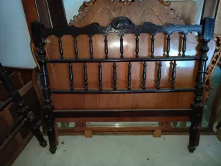 Cama de madera antigua