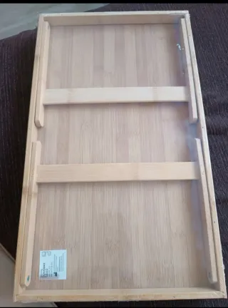 Bandeja de bambú Krhuner con patas