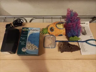 Accessori per acquari: filtro, rete, roccia, corallo e plastica