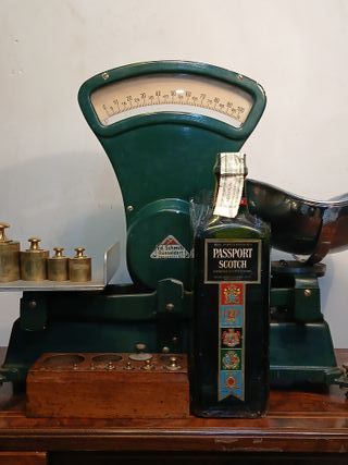 Balanza antigua de precisión Ed. Schmitt