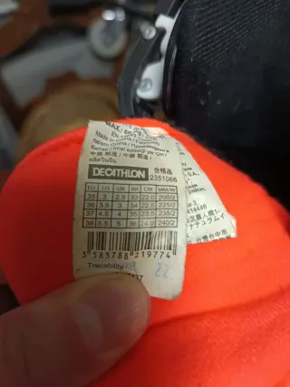 Patines en línea negros y naranjas