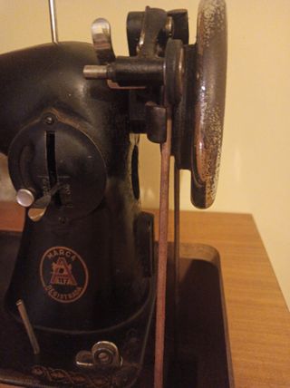 Máquina de coser Alfa con mueble