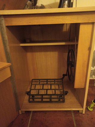 Máquina de coser Alfa con mueble