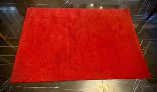 Dos alfombras rojas de lana iguales.