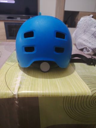 Casco de skate azul marca Oxelo Decathlon