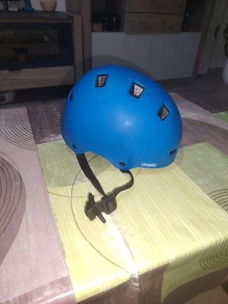 Casco de skate azul marca Oxelo Decathlon