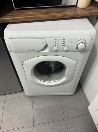 Lavadora Blanca Ariston. ROTA