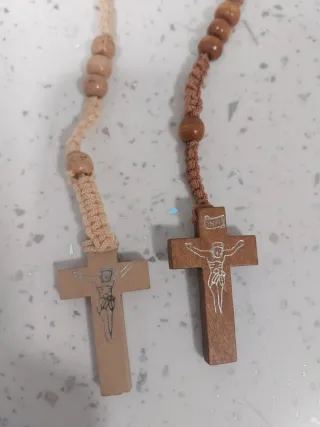 Rosarios de madera con cruz