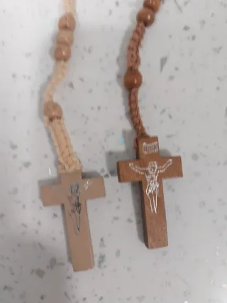 Rosarios de madera con cruz