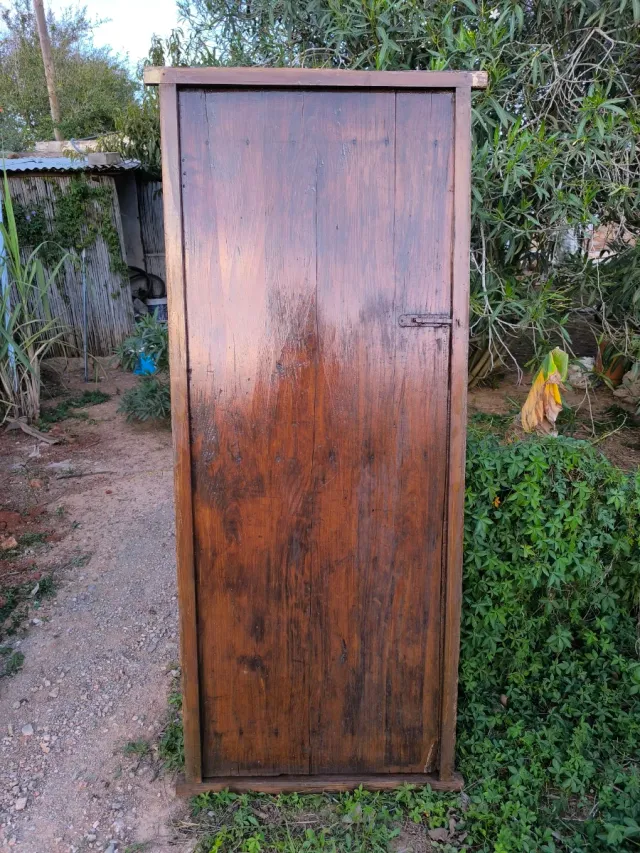 Puerta rústica de madera para armario