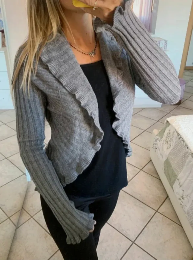 Cardigan grigio con volant