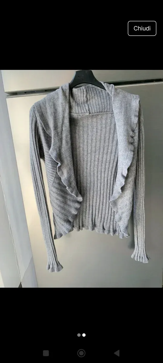 Cardigan grigio con volant