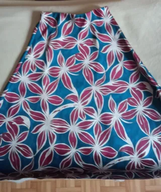 Falda larga estampada flores azul y burdeos