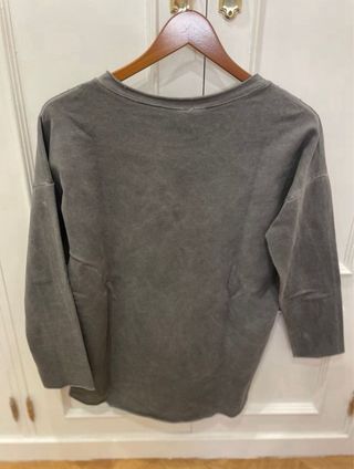 Sudadera gris con tachuelitas