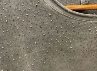 Sudadera gris con tachuelitas