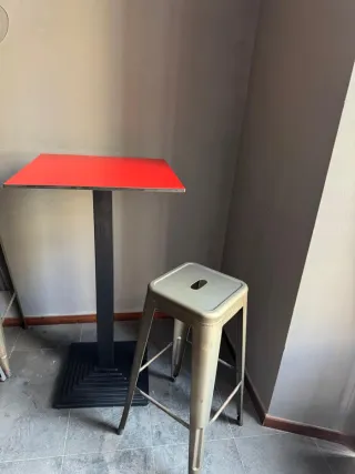 18 Mesas altas roja + 16 taburetes metálicos