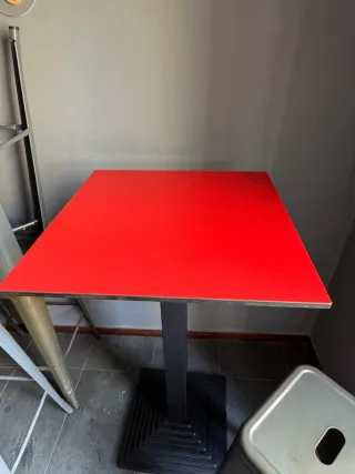 18 Mesas altas roja + 16 taburetes metálicos