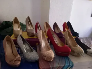 Zapatos de tacón dorados y plateados