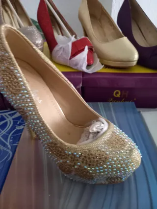 Zapatos de tacón dorados y plateados