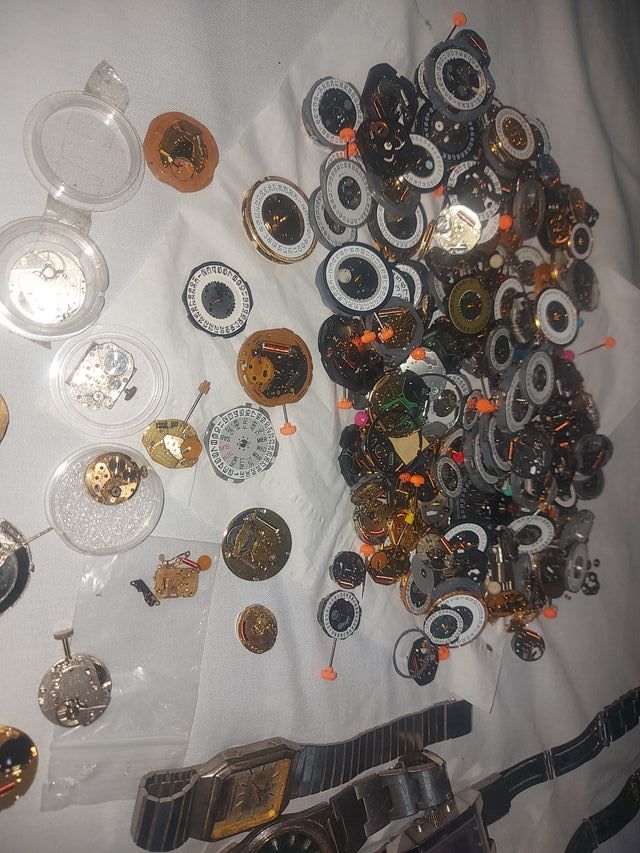Lote 200 relojes antiguos varias marcas